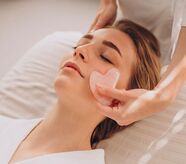 massage facial Skintao gua sha et point d'acupuncture