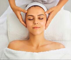 Sérénité après un massage du visage Skintao :  une cliente détendue s'endort paisiblement, profitant des bienfaits de cette expérience apaisante.