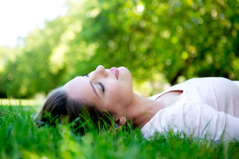 Relaxation profonde dans l'herbe après un massage du visage SKINTAO